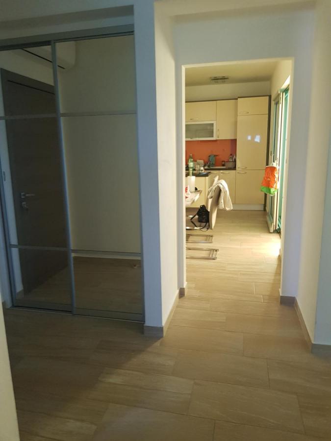 Apartment Yellow Cube *
