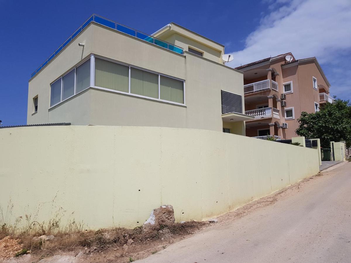 Yellow Cube Apartment *