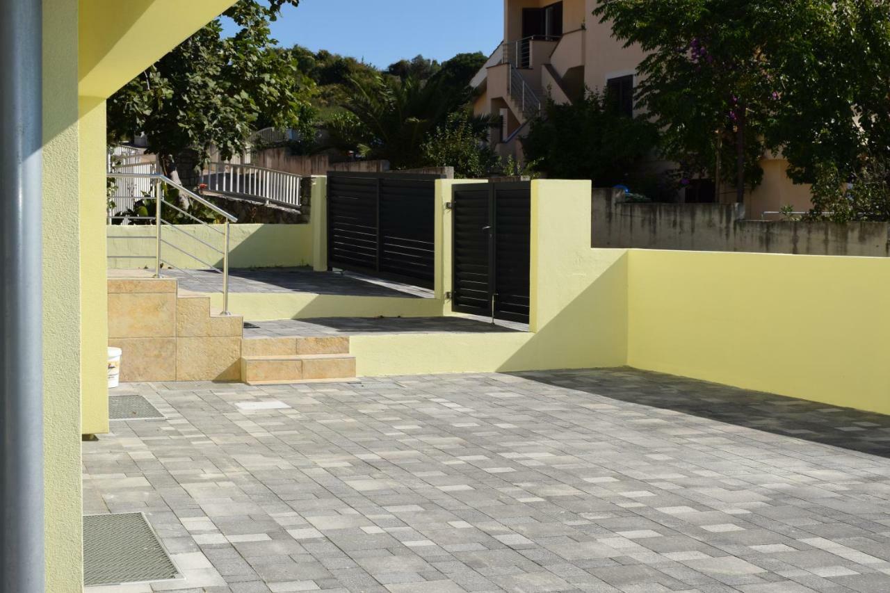 Yellow Cube Apartment